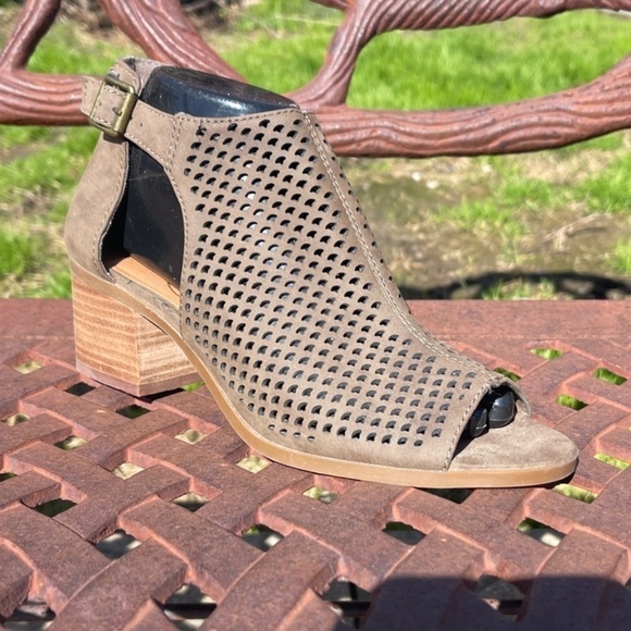 Jessica Simpson Vegan Leather Cut Out Ankle Strap Block Heel Shoes - Picture 3 of 9